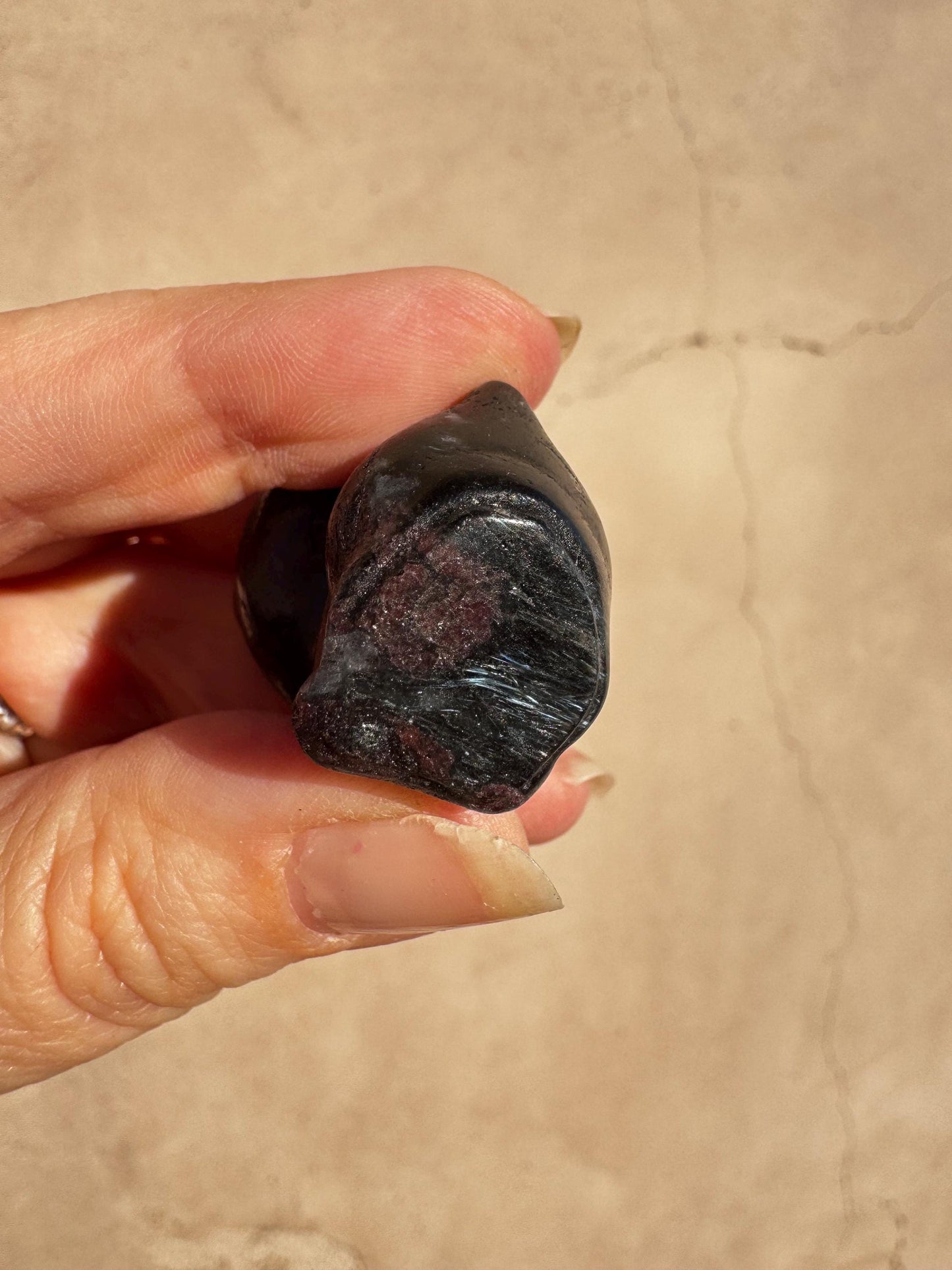 Garnet Kitty Carving - (1.5")