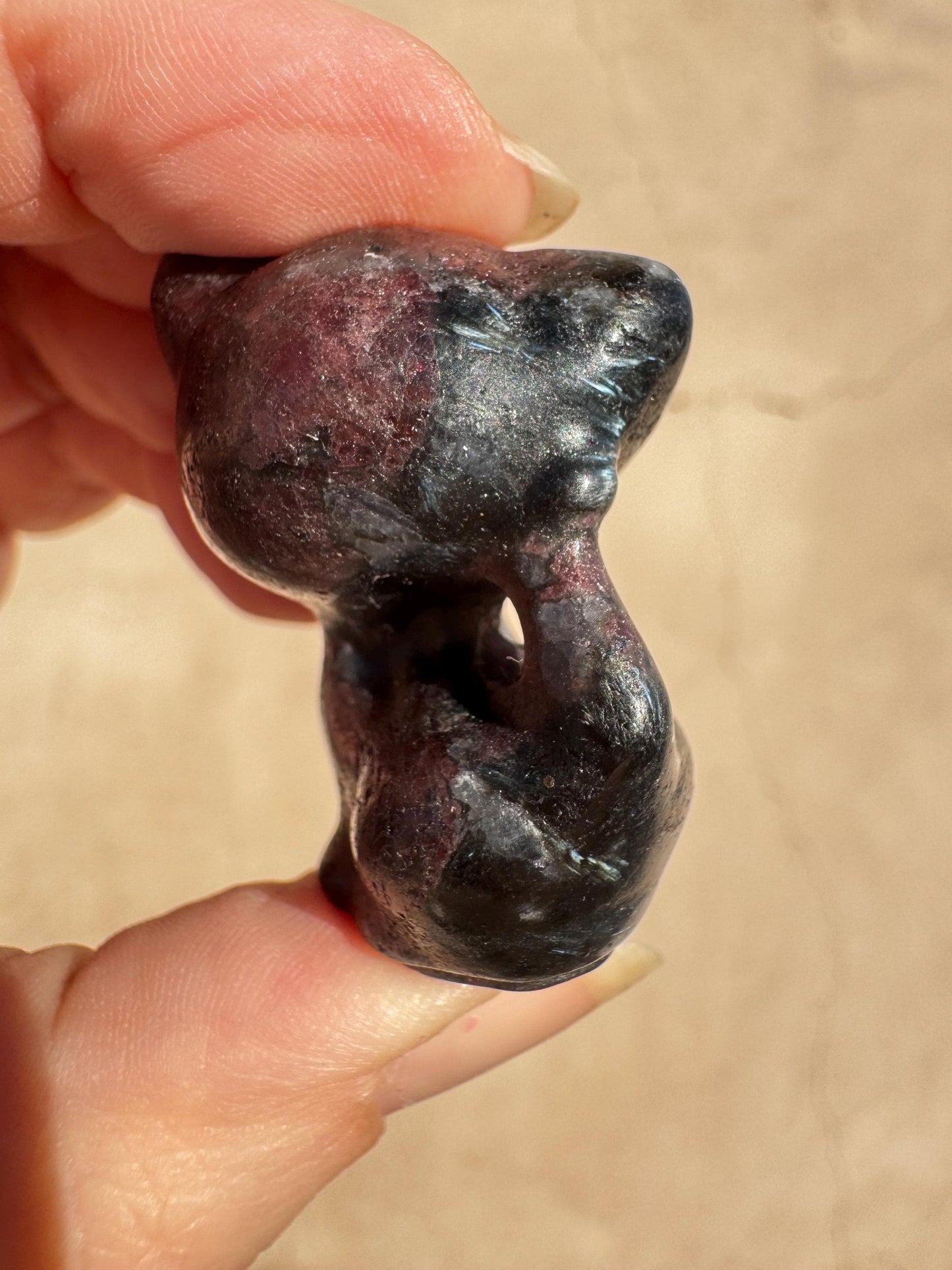 Garnet Kitty Carving - (1.5")