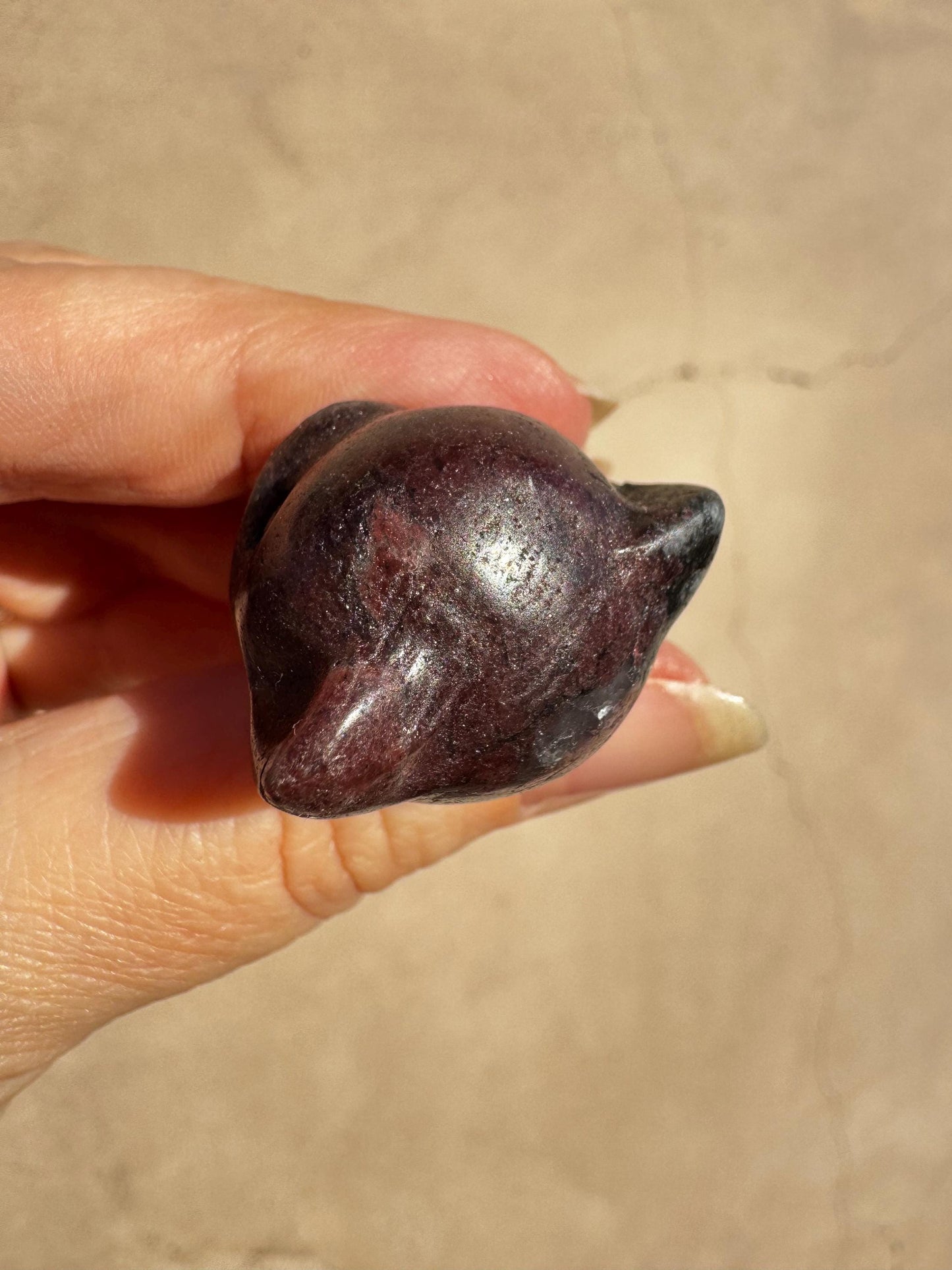 Garnet Kitty Carving - (1.5")