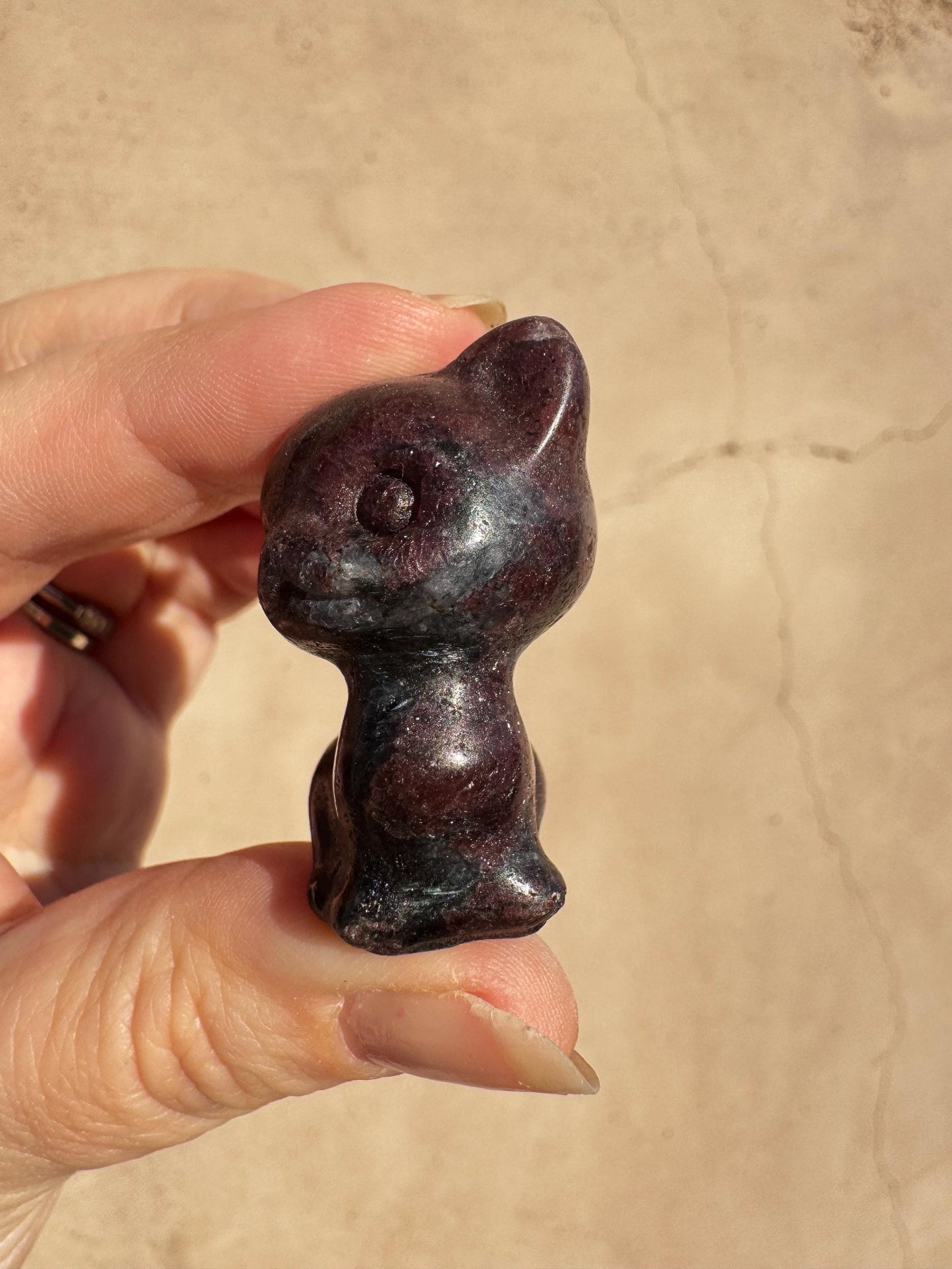 Garnet Kitty Carving - (1.5")